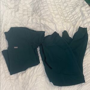 FIG FORREST GREEN SCRUB SET- Small Catarina Top and Zamora Joggers